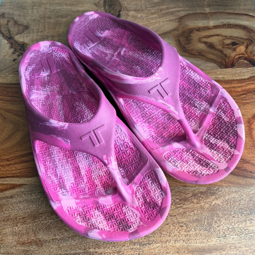 Telic Energy flip flops, Size 9